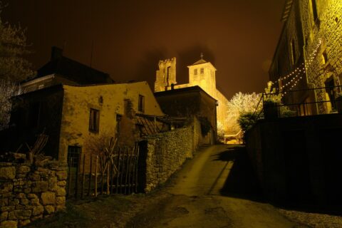 Le village et l'église abbatiale de Saint-Avit-Sénieur la nuit, Dordogne