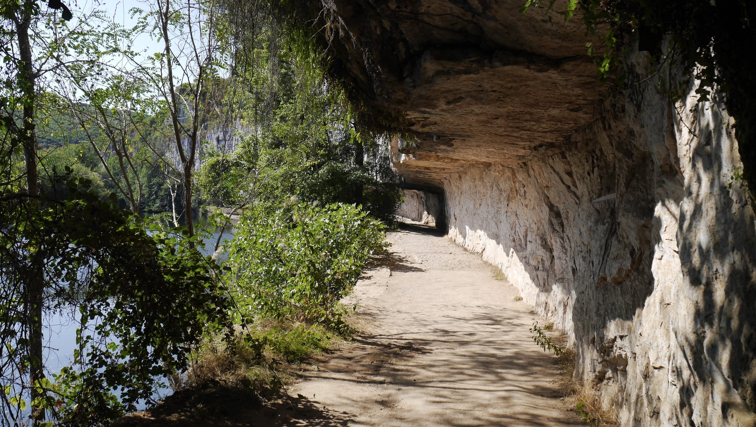 Le chemin de halage de Bouzies