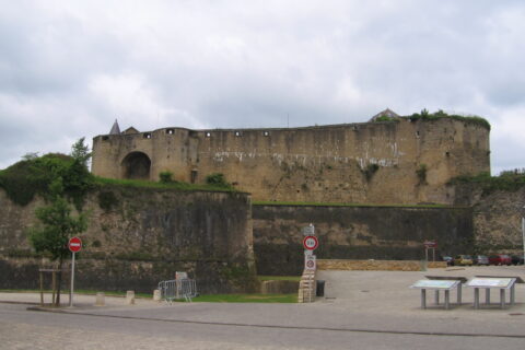 Les remparts massifs et les tours du château fort de Sedan dominant la ville de Sedan, dans les Ardennes