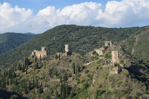 Les ruines des quatre châteaux de Lastours alignées sur leur crête rocheuse au-dessus du village de Lastours, dans l'Aude